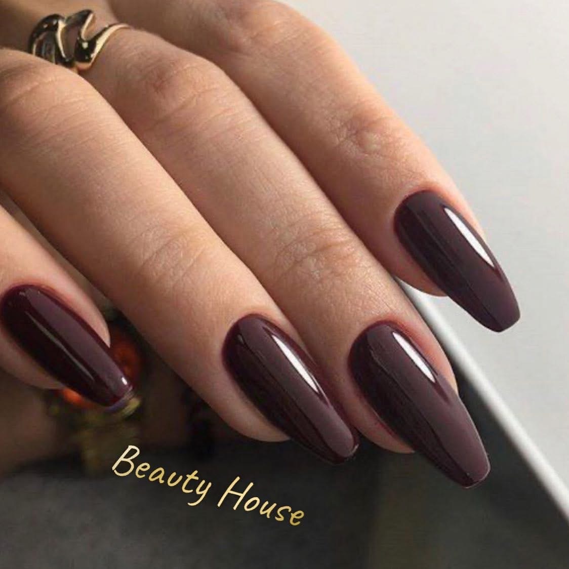 Manicure hybrydowy w kolorze bordowym – realizacja Beauty House
