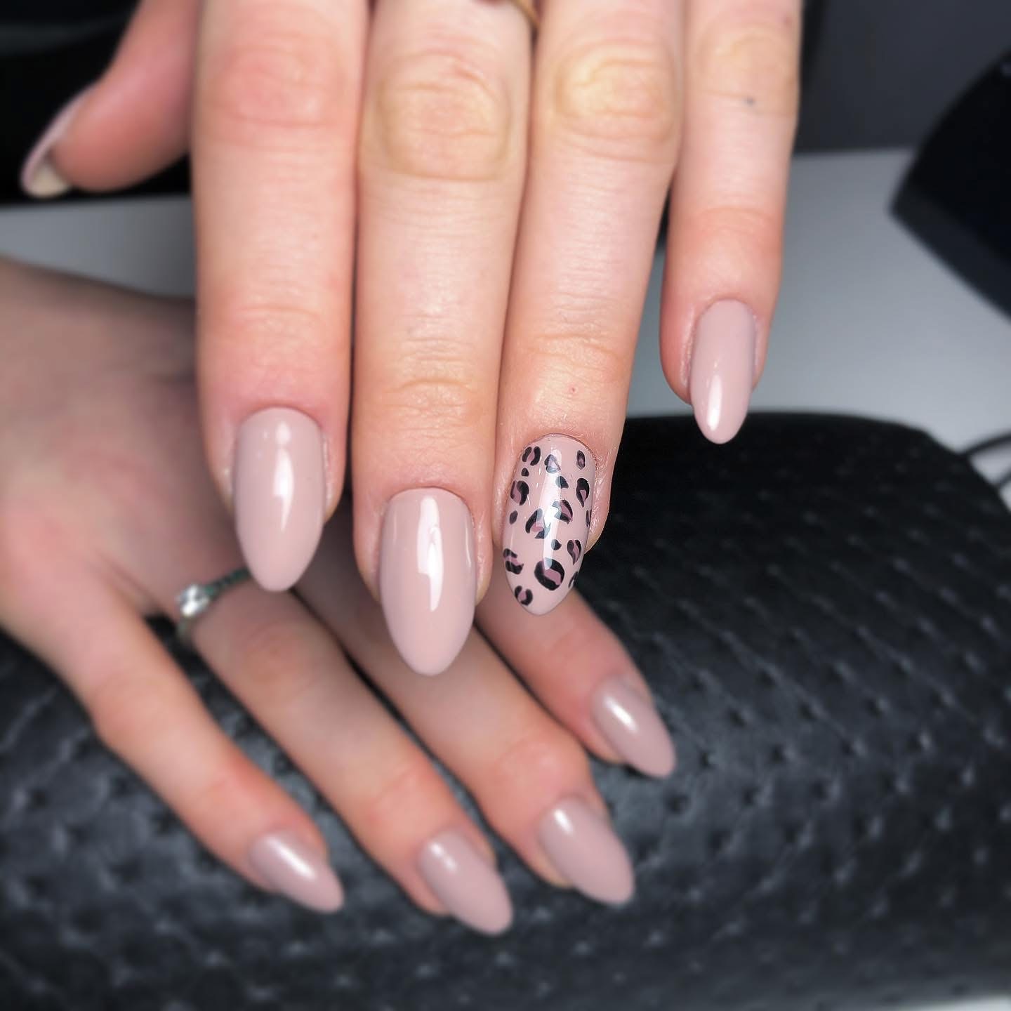 Manicure nude ze wzorem panterki